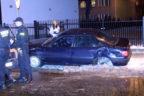 - Kierująca samochodem audi skręcając na teren posesji...