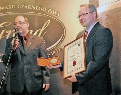 Medal za Piwo Roku 2010 odebrał Dariusz Rejmus z Browaru Amber (z prawej).