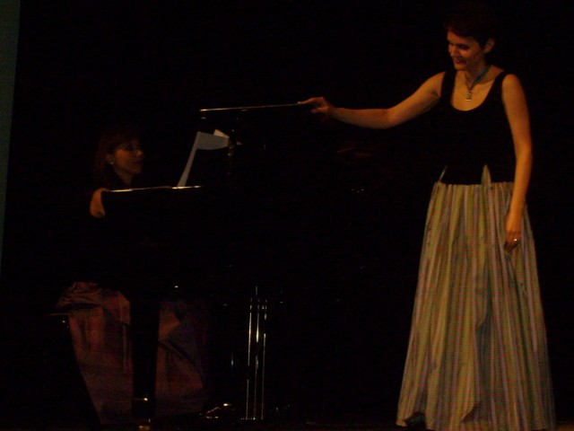 Natalia i Olga Pasiecznik podczas koncertu w Ostrowcu Świętokrzyskim.