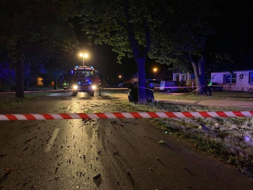 16 lipca po północy w Szamocinie w drzewo uderzył samochód...
