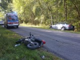 Zderzenie motocyklisty z autem koło Kiełpina w gminie Barwice 