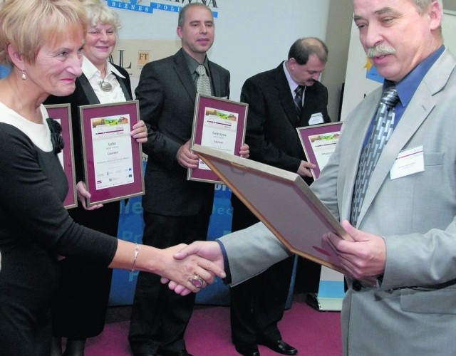 Burmistrz Wądołowski odbiera nagrodę dla Helu podczas gali w Toruniu