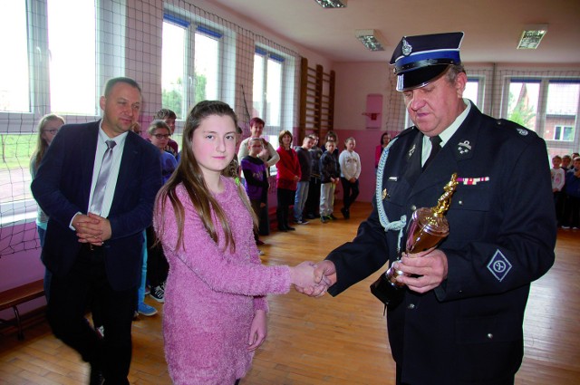 Dzielna 12-latka odebrała wczoraj podczas apelu w szkole puchar za odwagę od naczelnika OSP Stanisława Garncarza