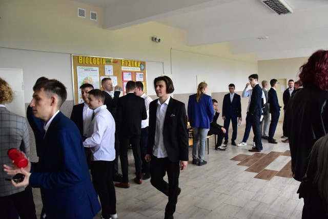 Na chwilę przed wejściem do klas na maturę z języka polskiego w Zespole Szkół Technicznych w Żninie (07.05.2024).