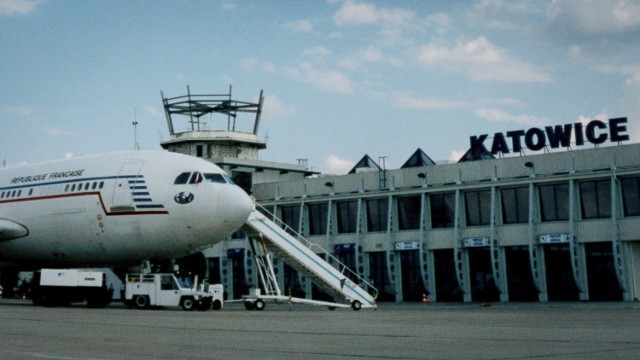 1999 rok i budowa pierwszej, cywilnej wieży kontroli lotniska. Obiekt został zamknięty w listopadzie 2019 w związku z oddaniem do użytku operacyjnego nowej, najwyższej wieży kontroli lotniska w Polsce.