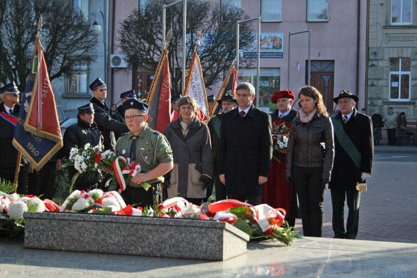 Uroczystości pod pomnikiem na rynku.