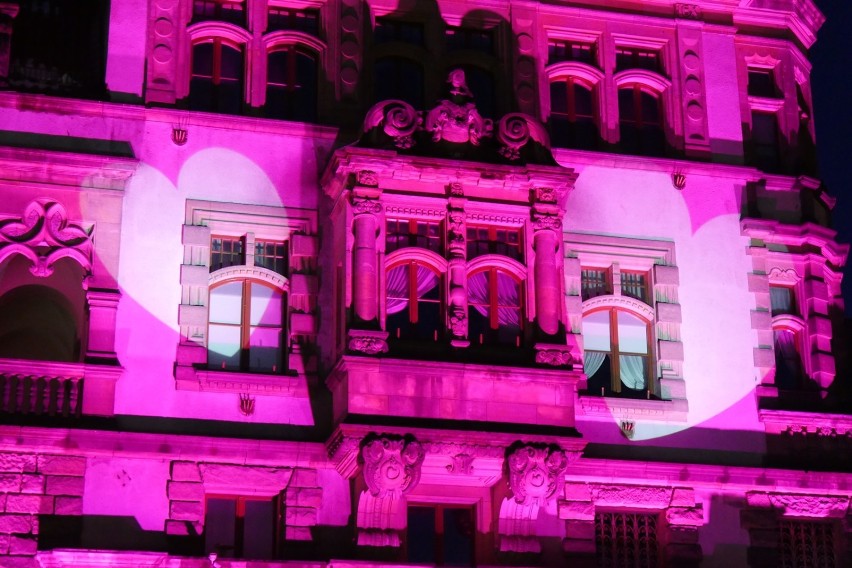 Legnica: Walentynkowa iluminacja na Ratuszu w Legnicy i konkurs na najciekawsze zdjęcie. Ratusz wygląda magicznie! [ZDJĘCIA]