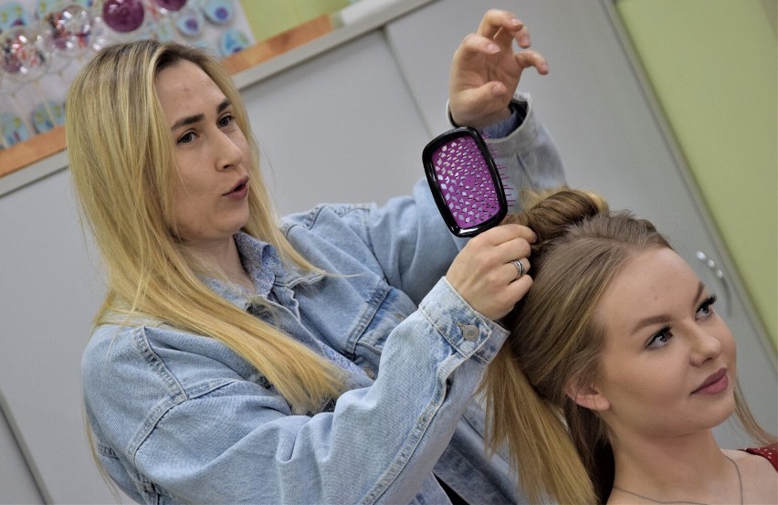 Pokaz fryzjerki z Ukrainy w Powiatowym Zespole Szkół nr 2 w Sieradzu ZDJĘCIA
