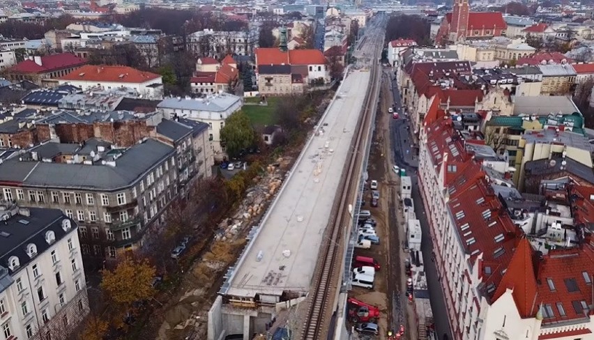 Kraków. Konstrukcja estakady kolejowej przy ul. Blich jest już gotowa. Postępują prace w rejonie Hali Targowej [ZDJĘCIA]