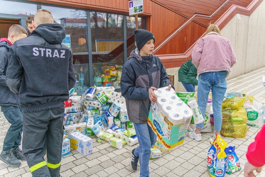 Wolontariusze i strażacy w magazynie w Starym Sączu...