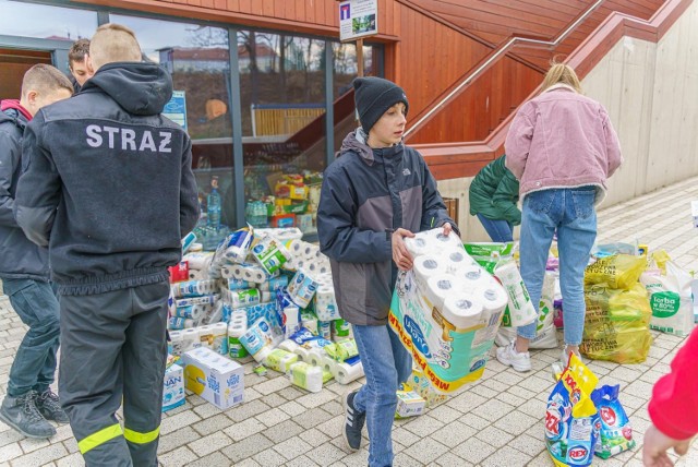 Wolontariusze i strażacy w magazynie w Starym Sączu przepakowywali zebrane środki czystości i środki higieny osobistej do busa, który zawiózł je do Muszyny. Ma tam dziś dojechać 400 uchodźców z Ukrainy