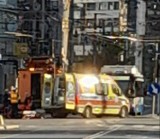Wypadek w Gdyni. Mężczyzna wypadł z podnośnika w trakcie pracy naprawczej na zerwanej sieci trakcyjnej w Gdyni