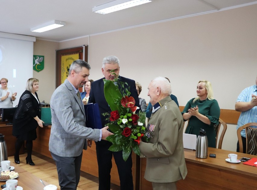 Władze gminy Cewice uhonorowały kombatanta II wojny światowej, a także ratowników i sportowców [ZDJĘCIA]