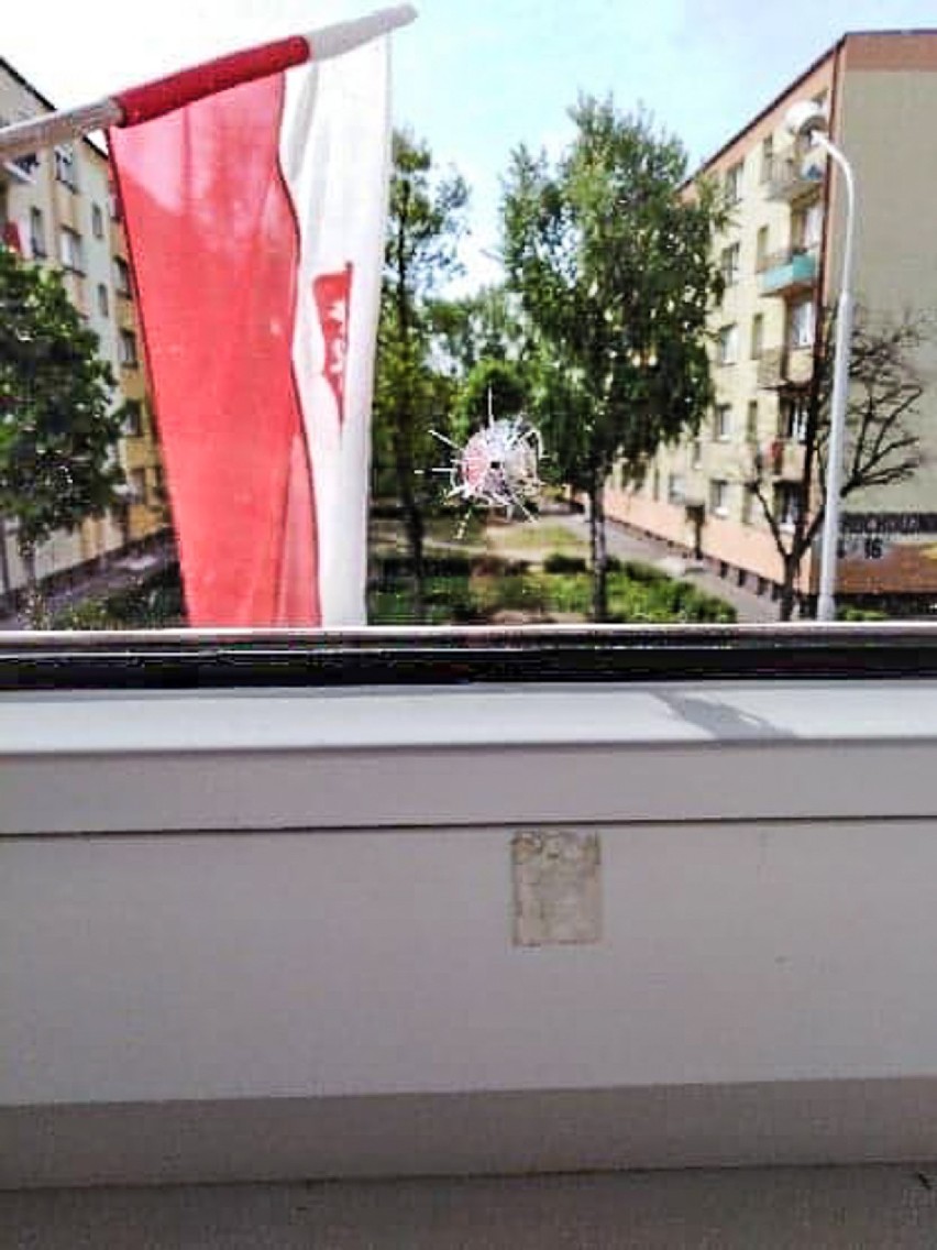 Leszno. Strzelano do plakatu Andrzeja Dudy w oknie biura poselskiego. Policja szuka sprawcy [ZDJĘCIA]