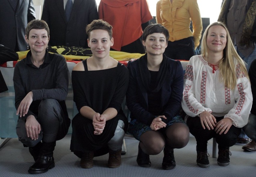 Studenci gdańskiej ASP przygotowali wystawę "Shout for Ukraine", która pojedzie na Majdan [ZDJĘCIA]