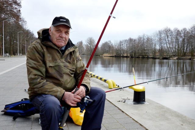 Wiesław Stryjewski łowi ryby w darłowskim kanale ortowym