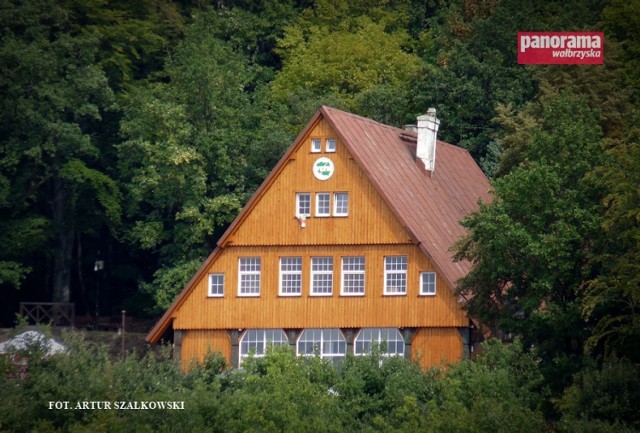 15 września po trwającym ponad pół roku remoncie, zostanie ponownie otwarta Harcówka w Wałbrzychu. To nie koniec modernizacji schroniska. Kolejny etap inwestycji ruszy w maju 2019 r.