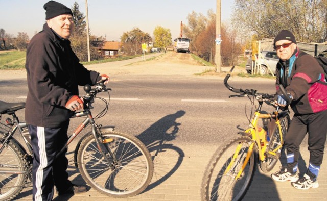 Stanisław Zaranek (z lewej) i Marian Kozioł na rowerach przemierzyli już spory kawałek ziemi tarnowskiej. Nie mogą się doczekać, kiedy przejadą po budowanej w Ostrowie ścieżce (w tle)