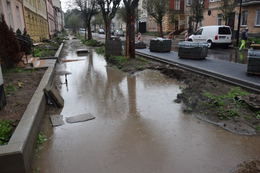 Remont ulicy Kopernika w Wejherowie. Czytelniczka: "Po opadach deszczu zalewa nam piwnice"
