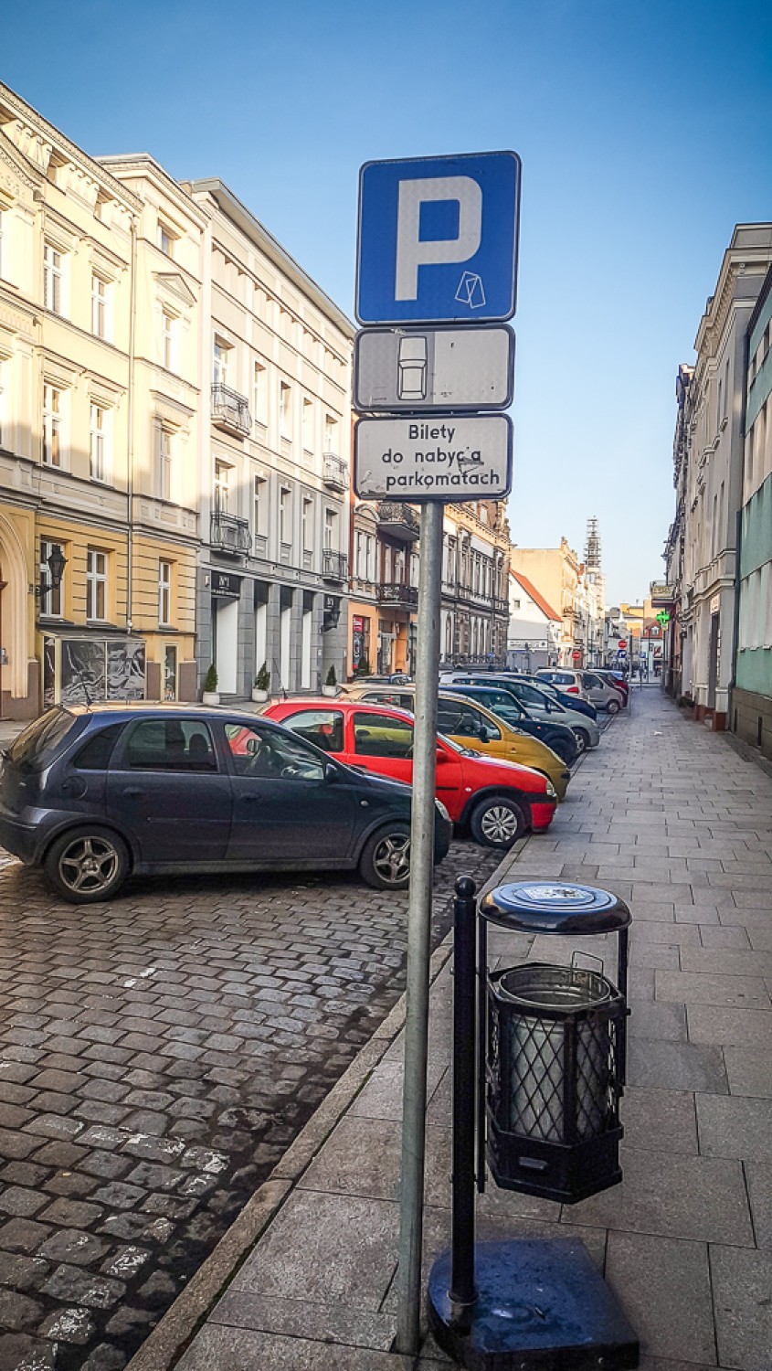 Leszno. Problem z parkowaniem  na Słowiańskiej. Kierowcy robią co chcą [ZDJĘCIA]