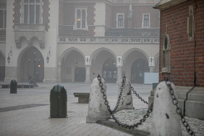 Kraków. Mglisty poranek, niemal puste ulice, miasto spowite mleczną mgłą [ZDJĘCIA]