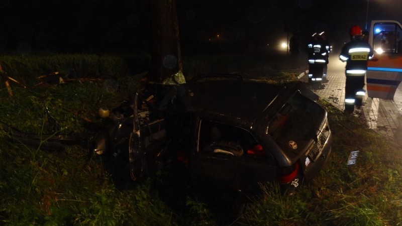 KPP Kwidzyn: Tragiczny wypadek w Stańkowie! Nie żyje 23-letni kierowca, który uderzył w drzewo