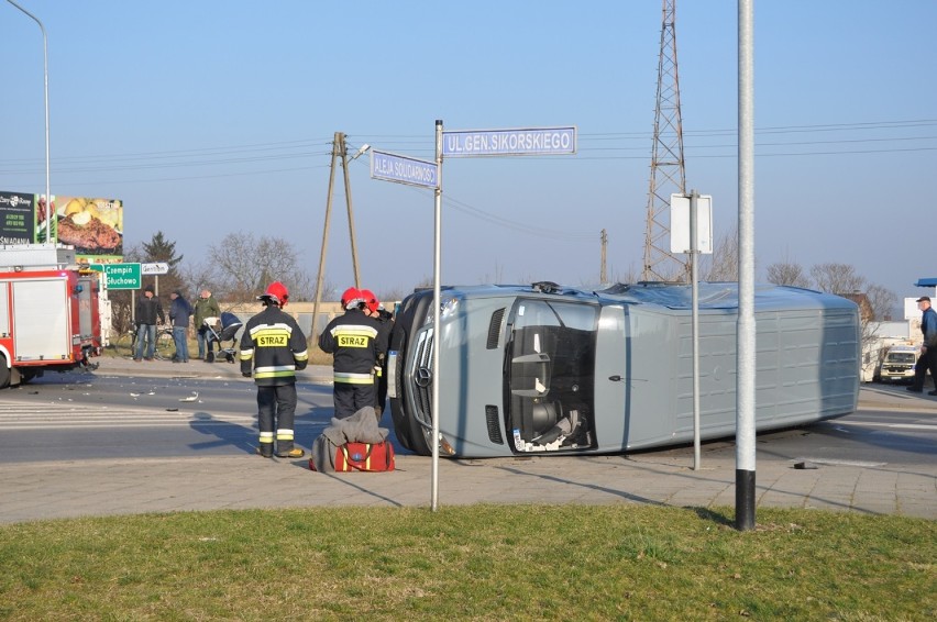 Wypadek w Śremie. Zderzenie "tira" z busem na skrzyżowaniu...