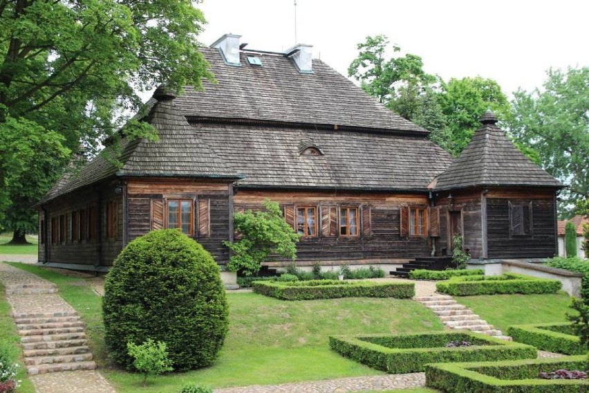 Tu jest pięknie. Park dworski w Ożarowie zachwyca w wiosennej odsłonie. Można go podziwiać w każdą niedzielę ZDJĘCIA