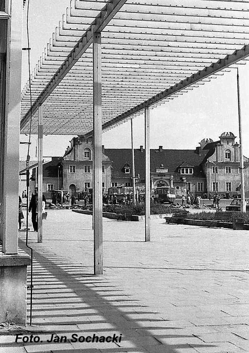 Dworzec w latach 70-tych w Koninie też przechodził duże zmiany. Zdjęcia Jana Sochackiego [FOTO]