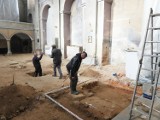 Sensacyjne odkrycie w bieckim klasztorze. Archeolodzy natrafili na nieznane dotychczas wejścia do krypt. To nie wszystko!