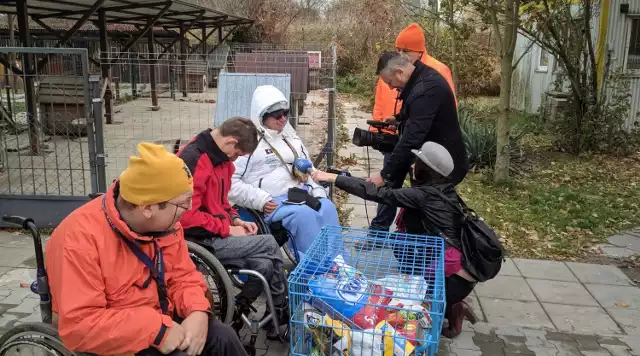 Niepełnosprawni pomagają zwierzętom: zebrali 150 kg karmy dla schroniska!