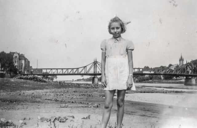 Dziewczynka z mostem w tle. Lata 1936-1940.