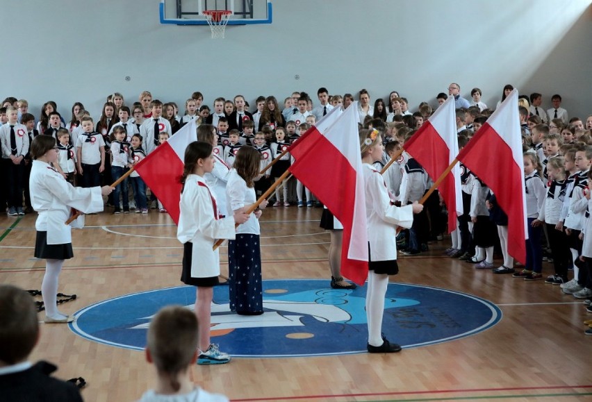 Uczniowie ze Szczecina stworzyli wielką żywą flagę Polski [wideo, zdjęcia]