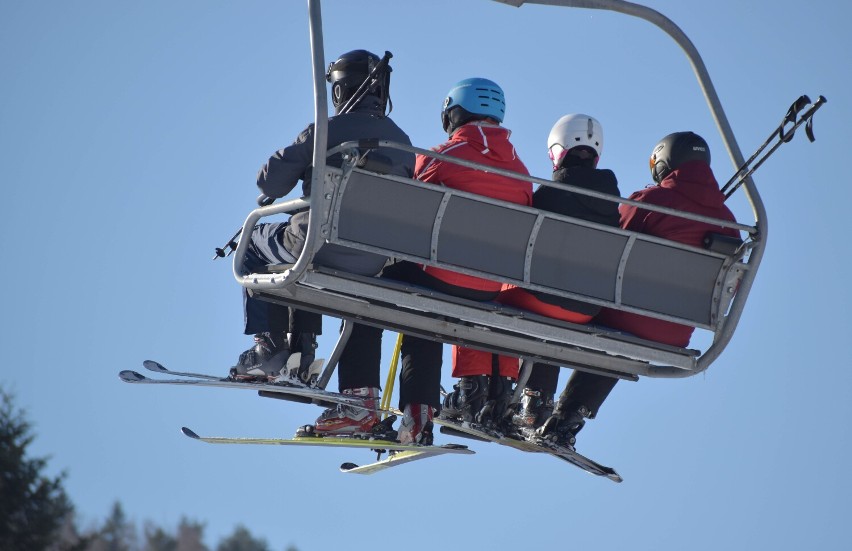 Tłumy na nowo otwartym stoku narciarskim w Wańkowej w gminie Olszanica koło Leska [ZDJĘCIA]