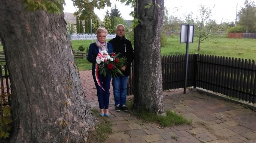 Narodowy Dzień Zwycięstwa w Poraju [ZDJĘCIA] Przedstawiciele gminy złożyli kwiaty przy Pomniku Poległych w Dębowcu