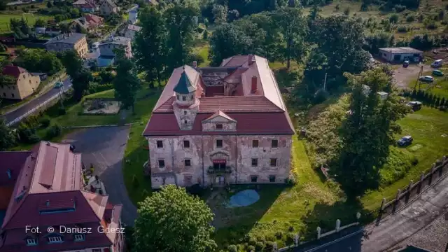 Autobusem wybranych kursów linii nr 8 można dojechać z Wałbrzycha do Strugi w Gminie Stare Bogaczowice. 

Tu zaś czeka na odwiedzających pałac - perła regionu. Tylu zdobień i malowideł renesansowych, a także reliktów barokowych trudno szukać nie tylko w naszym regionie, ale i kraju. 

Latem w weekendy pałac można zwiedzić z przewodnikiem, w sobotnie i niedzielne popołudnia można w tym obiekcie skosztować pysznych lodów, a cały dochód z niego przekazywany jest na ratowanie pałacu.