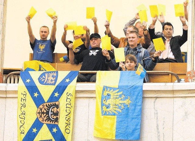 Autonomiści pokazali wczoraj żółte kartki marszałkowi.