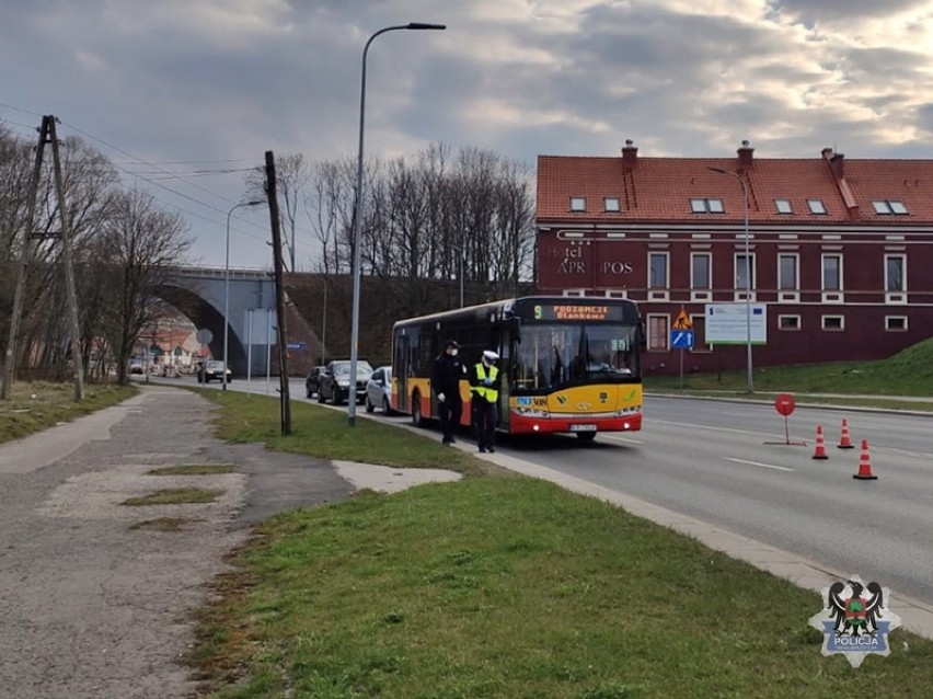 Wałbrzych: Policjanci sprawdzają czy autobusy nie są przepełnione