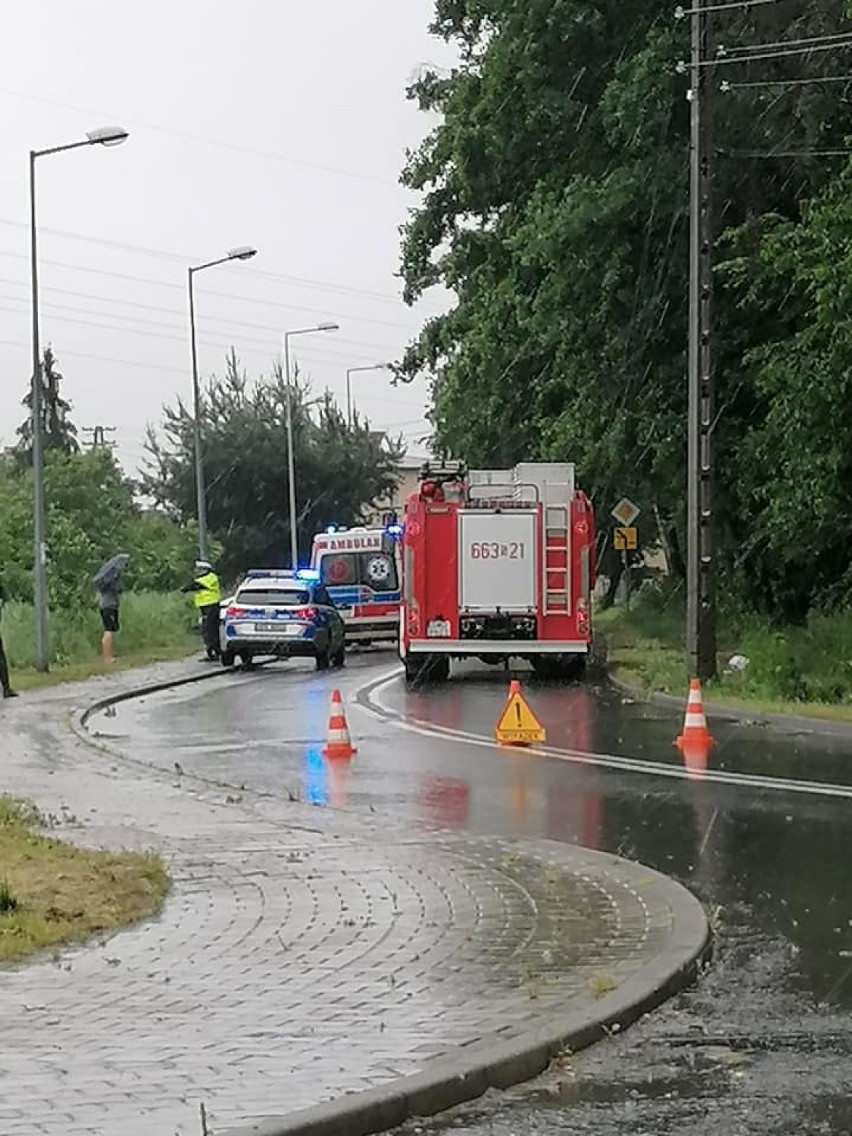 Opel uderzył w słup na ulicy Strzody w Rydułtowach