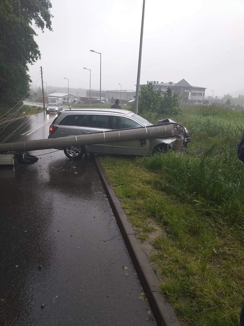 Opel uderzył w słup na ulicy Strzody w Rydułtowach