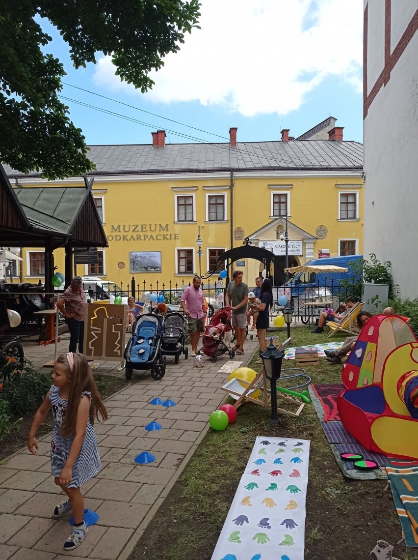 Rodzinny piknik przy Muzeum Rzemiosła w Krośnie. Dzieci bawiły się doskonale [ZDJĘCIA]