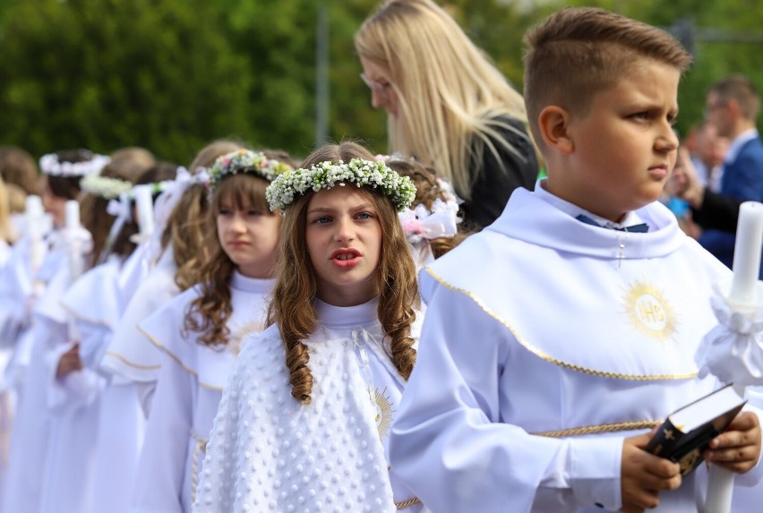 Pierwsza Komunia Św. w parafii pw. Matki Bożej Królowej Polski na Rubinkowie I w Toruniu. Oto zdjęcia rodziców i dzieci