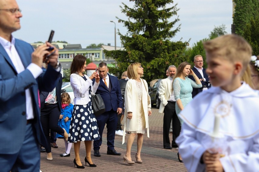 Pierwsza Komunia Św. w parafii pw. Matki Bożej Królowej Polski na Rubinkowie I w Toruniu. Oto zdjęcia rodziców i dzieci