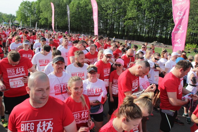 Setki osób na biegu z flagą w Katowicach