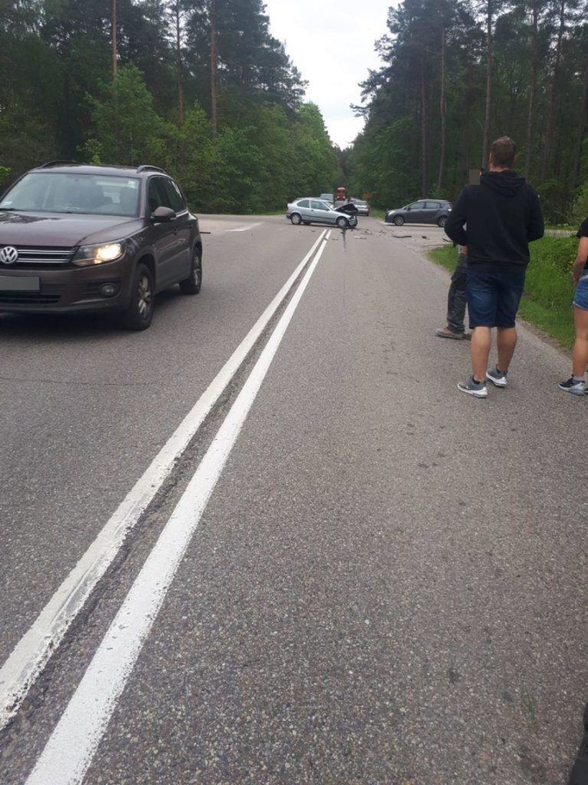 Wypadek w Wielkiej Piaśnicy (31.05.2019). Kobiety w BMW staranowały auto starosty puckiego, które wylądowało w rowie | ZDJĘCIA