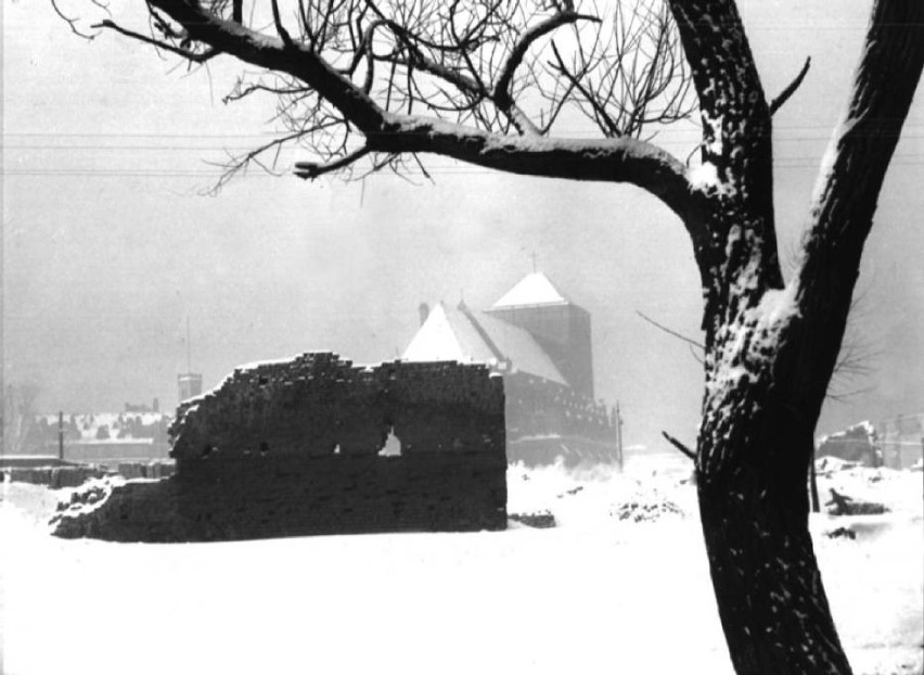 Ruiny słupskiej starówki. Zima 1945 rok.