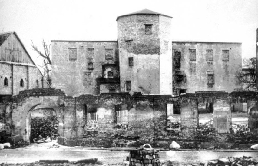 Zniszczony Zamek Książąt Pomorskich.