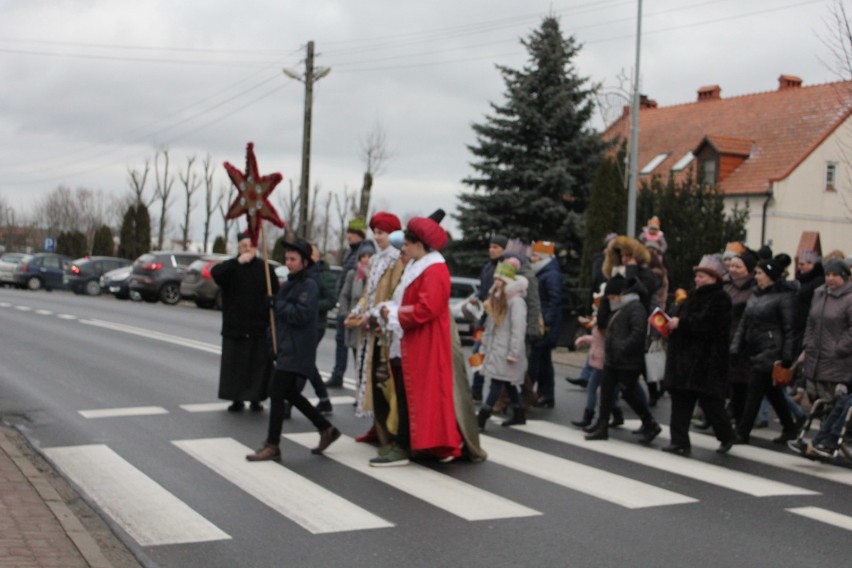 Orszak Trzech Króli na ulicach Żydowa. Część artystyczną zapewniła młodzież szkoły podstawowej