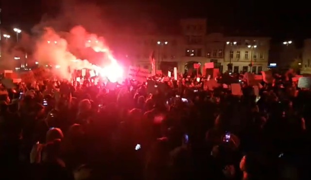 Kolejny dzień protestów w Polsce. W Bydgoszczy manifestujący zebrali się na Starym Rynku.