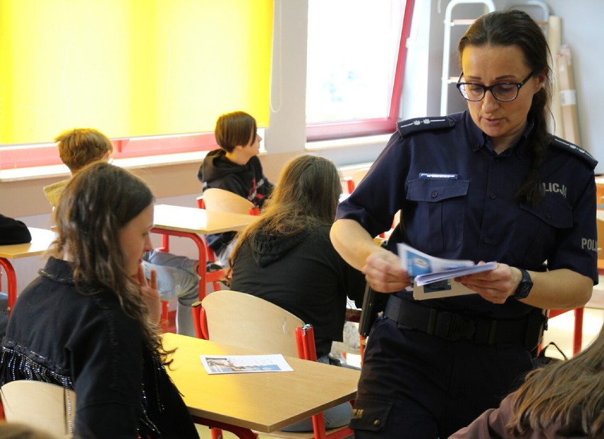 Policjanci spotkali się z dziećmi.